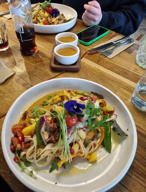 Mango rice noodle bowl at Vevay Kitchen in Frankfurt