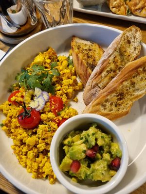 Tofu Rührei mit Avocado at Vevay Kitchen in Frankfurt