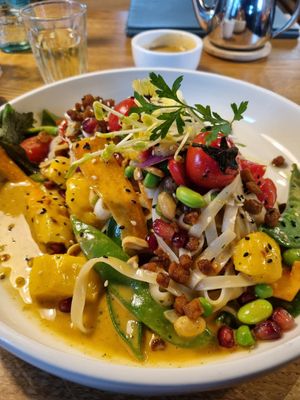 Rocenoodle Mango Bowl at Vevay Kitchen in Frankfurt