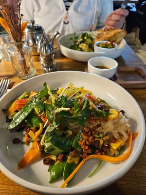 Mango Reisnudel Bowl at Vevay Kitchen in Frankfurt