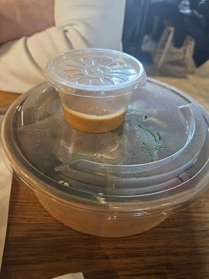 Mango Reisnudel Bowl to-go at Vevay Kitchen in Frankfurt