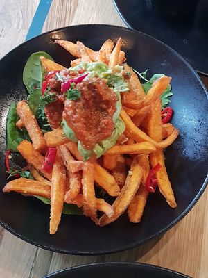 Sweet potato fries with guac and salsa at Vevay Kitchen in Frankfurt