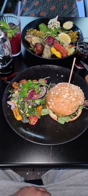 In front the bbq falafel burger, behind the Vevay bowl at Vevay Kitchen in Frankfurt