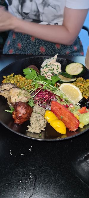 Vevay bowl with garlicky hummus and lots of yummy stuff at Vevay Kitchen in Frankfurt