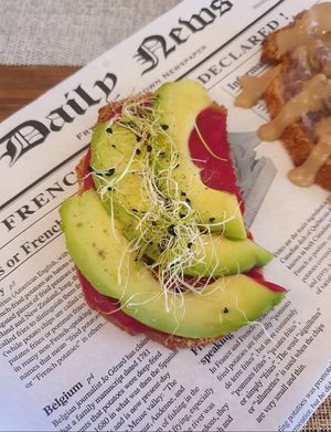Tosta de hummus con aguacate at The Black in Fuenlabrada