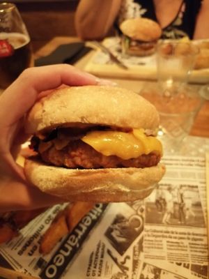 Burger beyond con queso vegan at The Black in Fuenlabrada