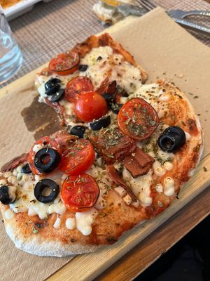 Pizzeta ibérica (vegetariana) entra en menú y está riquísima   at The Black in Fuenlabrada