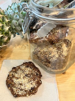 New vegan and gluten-free cookies with oatmeal, coconut, lots of banana and dark chocolate chips 😋 at Nectare 2 in Bologna