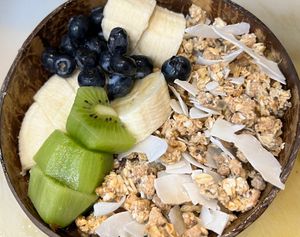 Acai Bowl 😋❤️ you can choose from 3 different cereals and up to 3 or 4 fresh fruits as topping … also online on Ubereats, Deliveroo, JustEat 👍 at Nectare 2 in Bologna