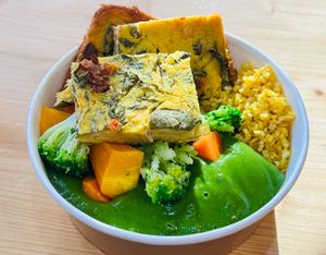 “Farinata di ceci” made with chickpea flour, vegetables, curcuma and olives accompanied by Bulgur bio, vegetables and potato-spinach cream. Vegan and super delicious 😉❤️ at Nectare 2 in Bologna