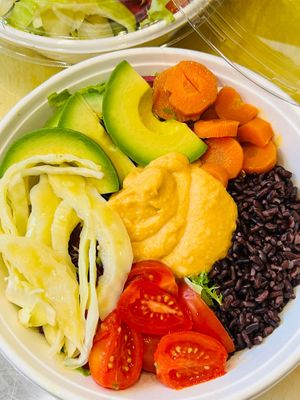 One of the Buddha Bowls, this si vegan and gluten-free (there may be traces!) with avocado, black rice and humus of sweet potatoes 😋 you can also order it online 🎉 at Nectare 2 in Bologna