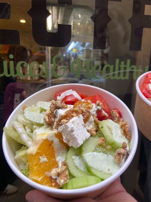 Santorini Bowl with salad, feta, walnuts, dressing, oranges and fennel. Vegetarian, low carb at Nectare 2 in Bologna
