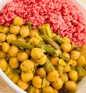 Asparagus, curry, chickpeas with organic Bulgur in fresh beetroot juice. Vegan and soooo tasty 😋 at Nectare 2 in Bologna