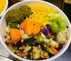 Bulgur bio alla curcuma con polpettine di soia, verdure, farro, legumi e polpette vegane di nostra produzione di broccoli-semi misti-anacardi  at Nectare 2 in Bologna