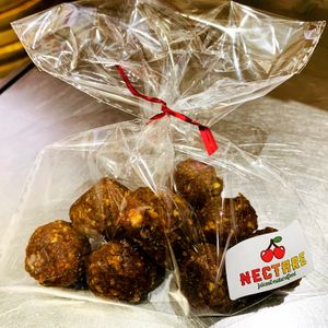 Vegan, raw sweet dumplings with apple, cinnamon, walnuts and dates at Nectare 2 in Bologna