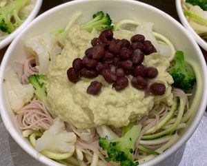 VEGAN! Vermicelli di riso integrale con spaghetti di zucchine, fagioli azuki, verdure, crema di ceci e avocado. at Nectare 2 in Bologna