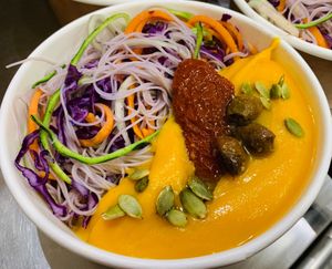 Piatto vegano di oggi: spaghetti di verdure con vermicelli di riso integrale con crema di zucca e ceci, olive taggiasche, pomodorini secchi e semi di zucca. TODAYS VEGAN DISH at Nectare 2 in Bologna