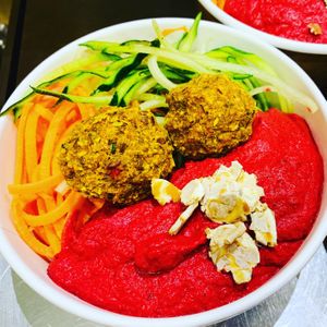 Spaghetti di verdure con humus di rapa rossa e polpettine vegane at Nectare 2 in Bologna