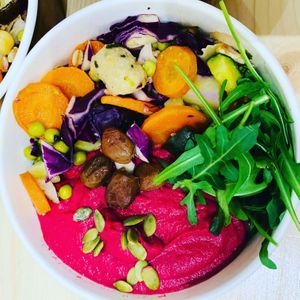 Crema di rapa rossa e lenticchie con mix di verdure e legumi, olive taggiasche e semi di zucca. VEGAN DISH WITH BEETROOT AND MIXED VEGETABLES AND SEEDS at Nectare 2 in Bologna