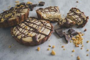 Snickers Pie (gluten free, sugar free, raw) at Em. Vegan Sweets & Salty - Delivery Only in Lima