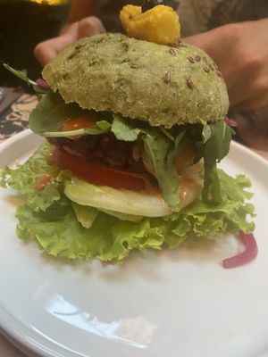 Burger mit Rote-Beete-Patty   at Pandora Greenbox in Split