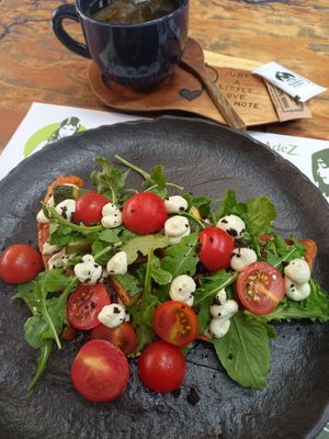 Vegan omelette and tea at Pandora Greenbox in Split