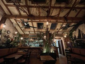 Die Inneneinrichtung passt einfach super zum Restaurant. Und das Essen ist sehr gut!   at Pandora Greenbox in Split