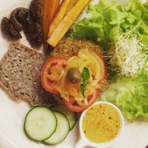 raw burger with homemade sourdough (buckwheat) bread, caramelized onions and mustard sauce. at Crulinària in La Bisbal Demporda