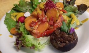 sweet potato salad  with mustard-curcuma dressing and a stuffed mushroom at Crulinària in La Bisbal Demporda
