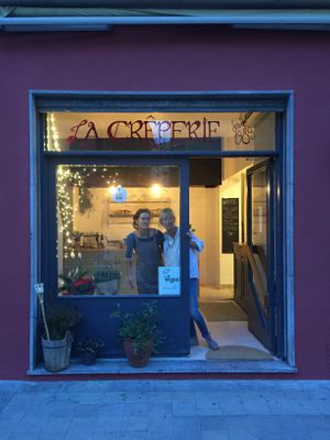 Crulinària (the vegan raw food manufacture) is situated within La Crêperie. 
A 100% organic and vegetarian -family run- business. that allso serves vegan & gluten free crêpes. at Crulinària in La Bisbal Demporda