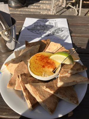 Hummus com pão pita aquecido  at TerraPlana Café in Porto