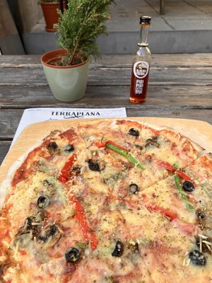 Pizza MEDITERRÂNEA with vegan cheese  at TerraPlana Café in Porto