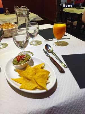 Nachos con guacamole y zumo de frutas at El Parral in Vitoria Gasteiz