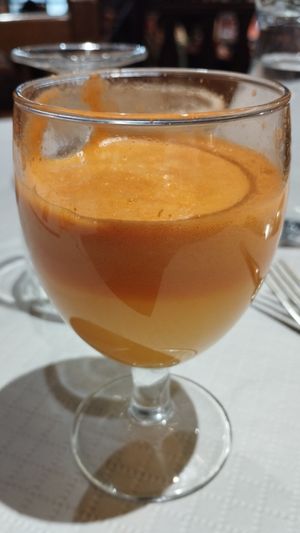 Zume de zanahoria y manzana at El Parral in Vitoria Gasteiz