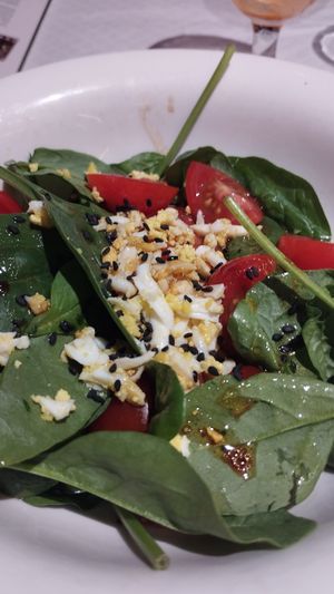 Ensalada de espinacas huevo y tomate at El Parral in Vitoria Gasteiz