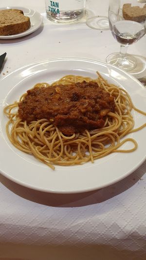 Espaguetis integrales con salsa de tomate, albahaca y aceituna negra (vegano) at El Parral in Vitoria Gasteiz
