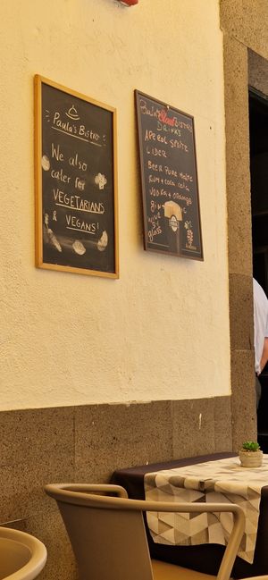 Cartel a la puerta at Paula's Bistro in Funchal