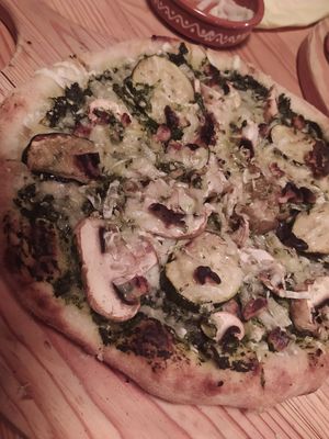 Um pão de alho e uma pizza vegana muito bons! Dos melhores que já provei 🌱 at DogTown Lagos in Lagos