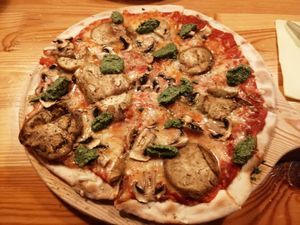 Pizza con queso vegano, pesto, berengena y champiñones at DogTown Lagos in Lagos