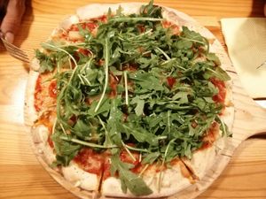 Pizza de rucula, piña y cherrys con queso vegano at DogTown Lagos in Lagos