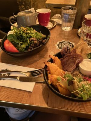 vegetarian breakfast bowl (left) and vegan quinoa bowl (right) at ERICH in Vienna