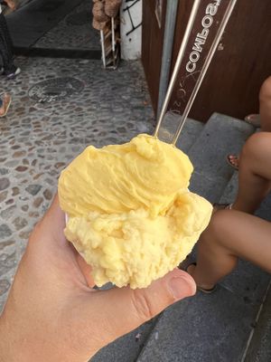 Mango und Passionsfrucht  at Gelataria COSI in Coimbra