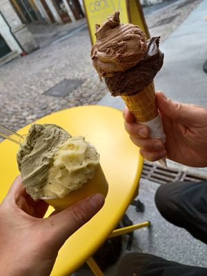 The left one is vegan, the right one not at Gelataria COSI in Coimbra