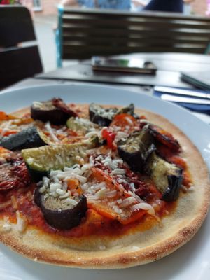 Aubergine pizza at Caffi Glass at Caffi Glas in Penrhyndeudraeth