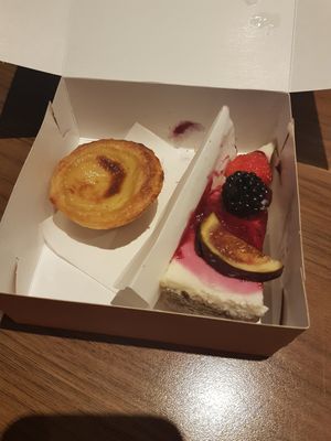 Vegan pastel de nata and vegan cheesecake at Life's a Peach in Utrecht