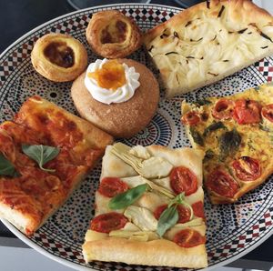 Focaccias's, omelet, een donut en pasteis de nata at Life's a Peach in Utrecht