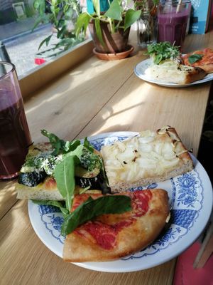 Drie soorten focaccia: courgette met pesto, ui, en 'mozza' at Life's a Peach in Utrecht