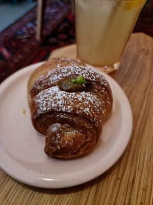 Pistacchio croissant at Life's a Peach in Utrecht