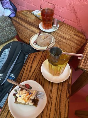 Bananen carrot cake en oven baked donut  at Life's a Peach in Utrecht