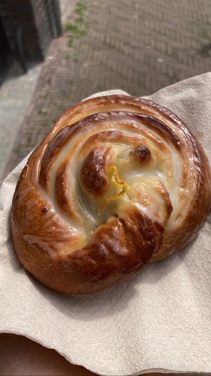 Lemon swirl. Sweet yeast dough with a zingy lemon glaze! Not too sweet, perfectly fluffy  at Life's a Peach in Utrecht